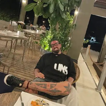 Благо Джизъса избяга в Азия! С новата си изгора наеха луксозна къща за 2500 евро на месец