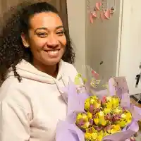 Део глези жена си с букет от мъфини