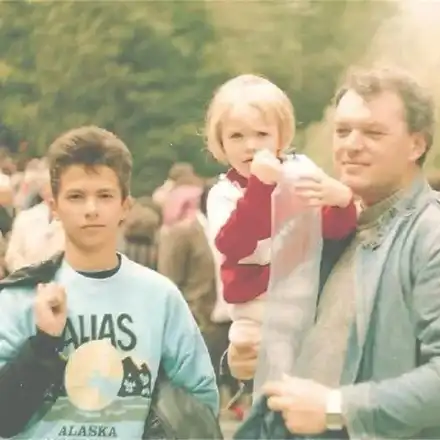 Деo и сестра му страдат за баща си