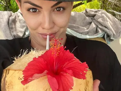 Деси Цонева се люлее в океана! Избяга за Малдивите със семейството (СНИМКИ)