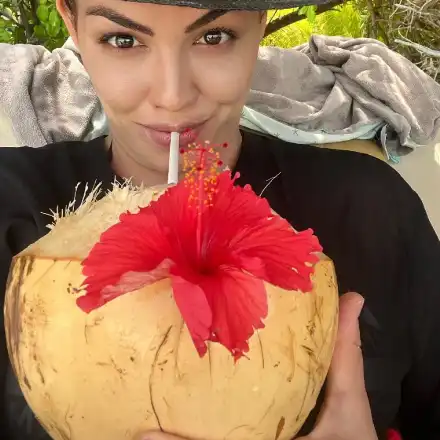 Деси Цонева се люлее в океана! Избяга за Малдивите със семейството (СНИМКИ)