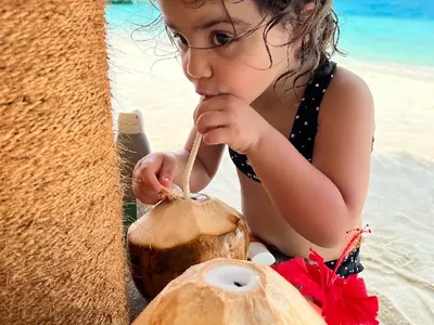 Деси Цонева се люлее в океана! Избяга за Малдивите със семейството (СНИМКИ)