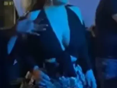 Деси Слава пак се изложи с нелепо тоалетче