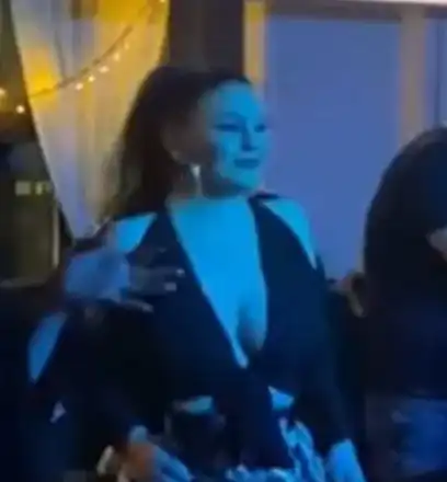 Деси Слава пак се изложи с нелепо тоалетче