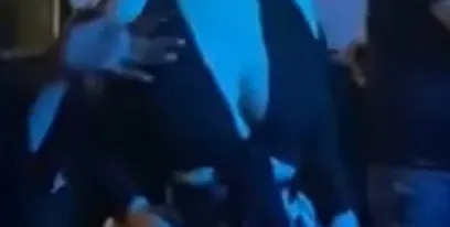 Деси Слава пак се изложи с нелепо тоалетче