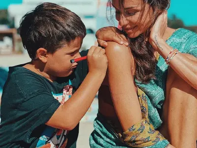 Диляна Попова е примерна майка! (Папарашки снимки)