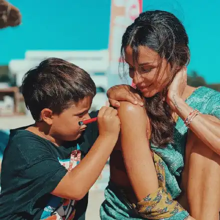 Диляна Попова е примерна майка! (Папарашки снимки)