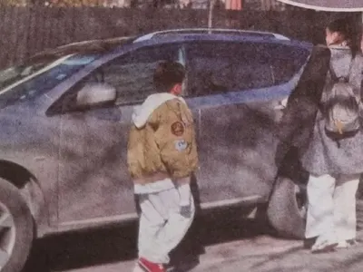 Диляна Попова е примерна майка! (Папарашки снимки)