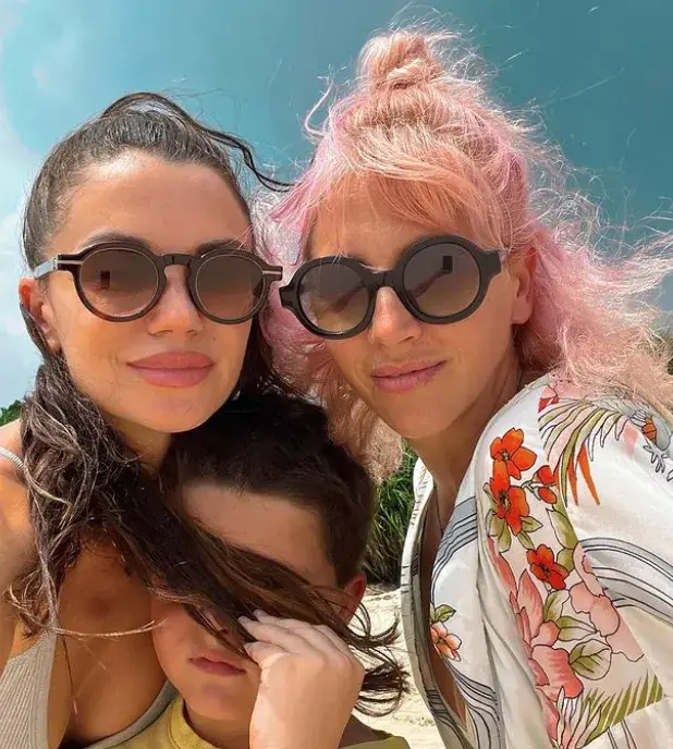 Диляна Попова със сестра си в Шри Ланка