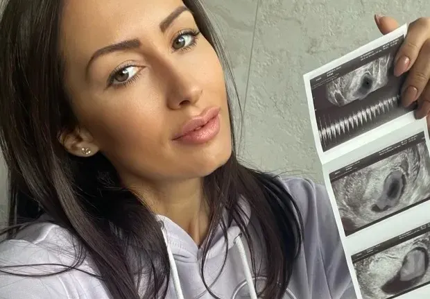 Джена излиза в майчинство
