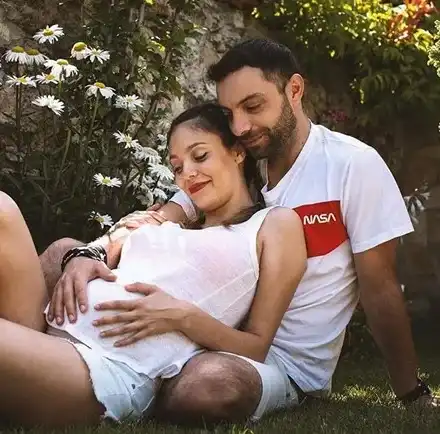 Докато дава оценки в „България търси талант“: Мъжът на актрисата Евелин Костова стана детегледачка