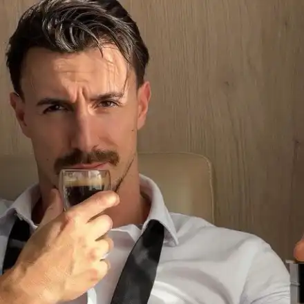 Ергенът Виктор в афера с блондинка (Не е нито една от участничките в шоуто)