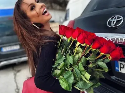 Как звездните дами посрещнаха 8 март? Ивана с най-много рози, Илиана Раева – със синя (СНИМКИ)