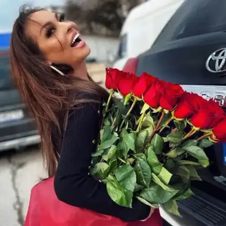 Как звездните дами посрещнаха 8 март? Ивана с най-много рози, Илиана Раева – със синя (СНИМКИ)