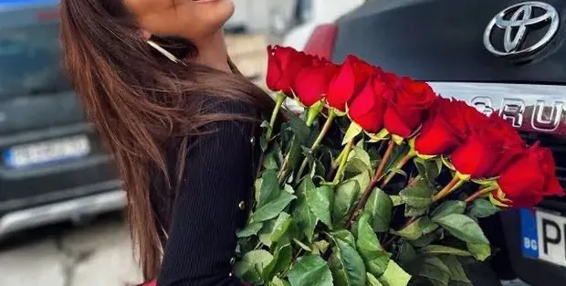 Как звездните дами посрещнаха 8 март? Ивана с най-много рози, Илиана Раева – със синя (СНИМКИ)