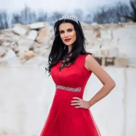 Кметица стана Мисис Баба! Магдалена изглежда като на 20 г.!