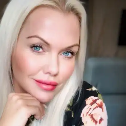 Ледената кралица зъзне в София (Папарашки снимки в галерията)