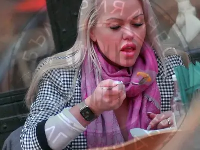 Ледената кралица зъзне в София (Папарашки снимки в галерията)