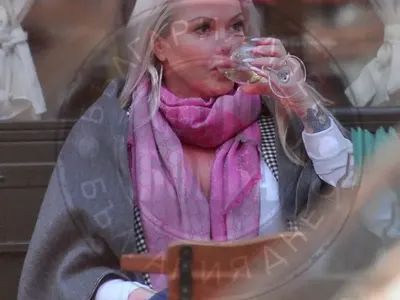 Ледената кралица зъзне в София (Папарашки снимки в галерията)