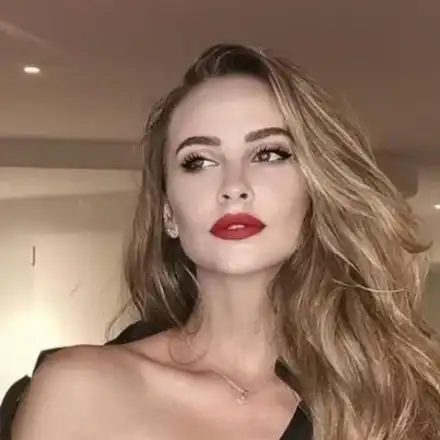 Лолита в ужас от войната