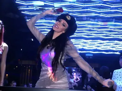 Лорена нахлупи патриотична шапка и заклейми войната в Украйна