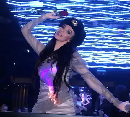 Лорена нахлупи патриотична шапка и заклейми войната в Украйна