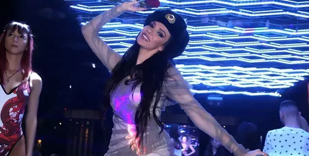 Лорена нахлупи патриотична шапка и заклейми войната в Украйна