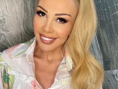 Луна май скъса джоба, разпродава лични вещи, златни статуетки и аудиокасети