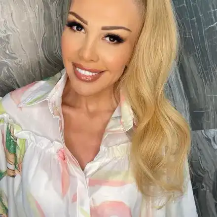 Луна май скъса джоба, разпродава лични вещи, златни статуетки и аудиокасети