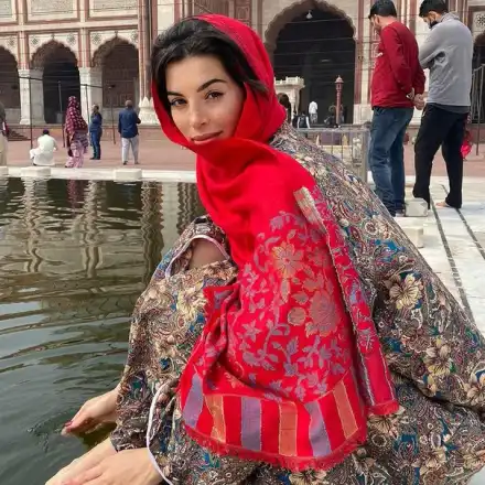 Meгз обикаля Индия сама в търсене на духовното