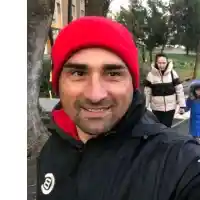 „Мистър Менхънт“ спасява бежанци от Украйна