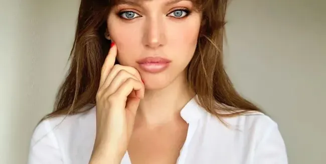 Наша манекенка се снима с Ерик Робъртс в сериал за извънземни