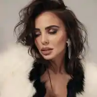 Николета Лозанова се завърна у нас! (Папарашко фото)