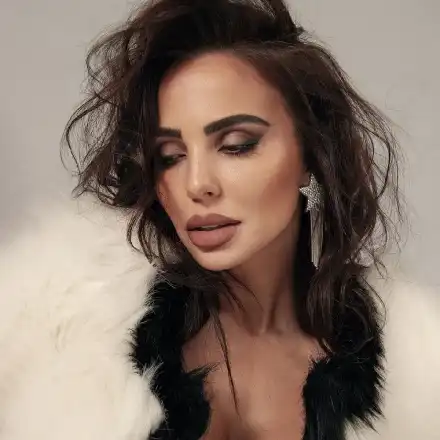 Николета Лозанова се завърна у нас! (Папарашко фото)