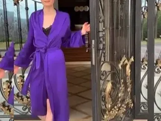 Нора Шопова по пижама пред блока