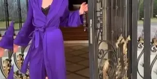 Нора Шопова по пижама пред блока
