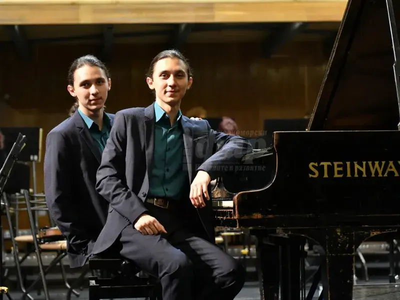 Новият военен министър живял с пианистите Хасан и Ибрахим