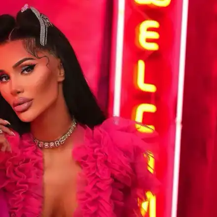 Палома се прави на кукла