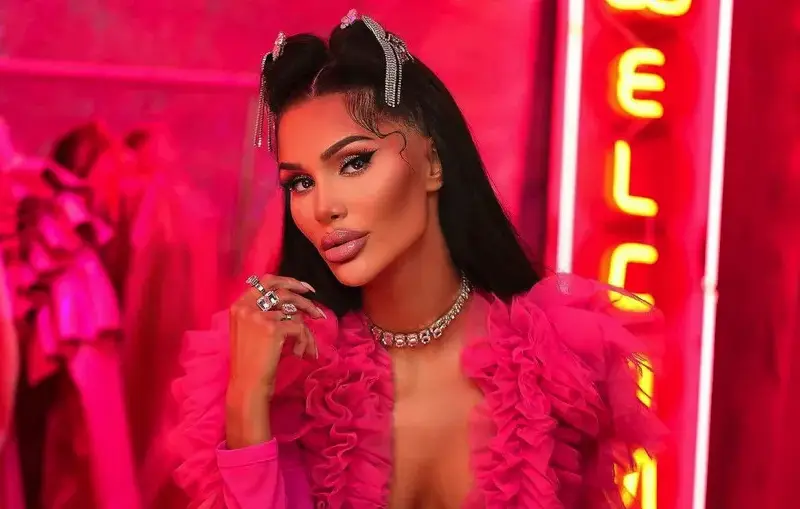 Палома се прави на кукла