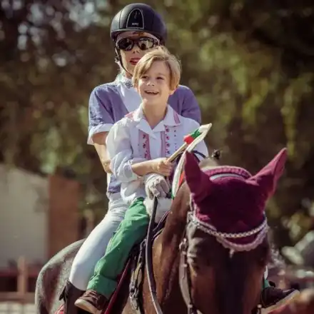 Подаряват породист кон на внука на царя