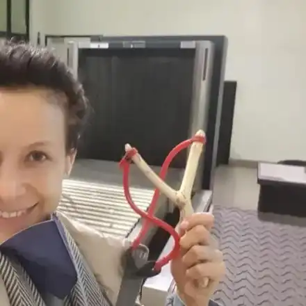 Прибраха прашката на Яна Маринова на летището (Снимка)