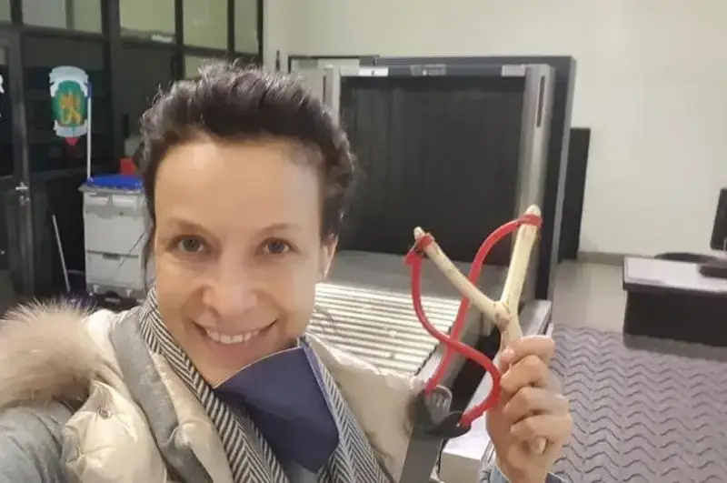 Прибраха прашката на Яна Маринова на летището (Снимка)