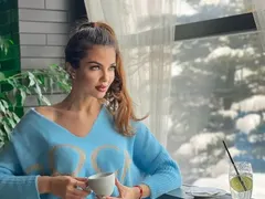 Райна гледа гълъб