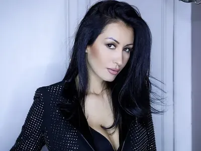 Решено! Джена слиза от сцената!