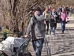 Румънеца - татко за пример