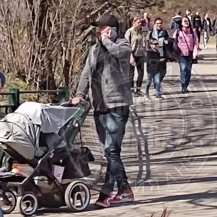 Румънеца - татко за пример