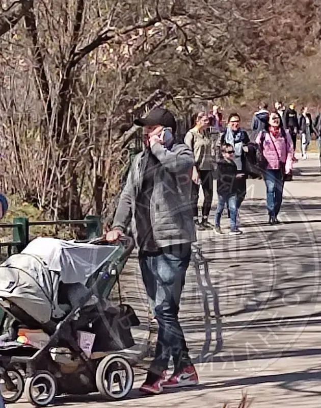 Румънеца - татко за пример