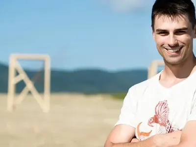 Синът на шеф Ангелов припечелва като художник (Март участва в Игри на волята, продава платната си за 50 лв)