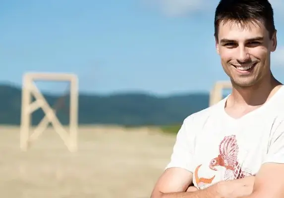 Синът на шеф Ангелов припечелва като художник (Март участва в Игри на волята, продава платната си за 50 лв)