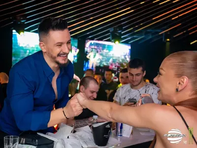 Сръбска звезда тайно на купон на Емануела! Певицата му праща въздушни целувки (СНИМКИ)